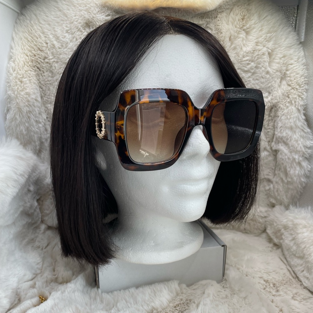 Get ready for summer with this oversized sunglasses. - Picture 2 of 4
